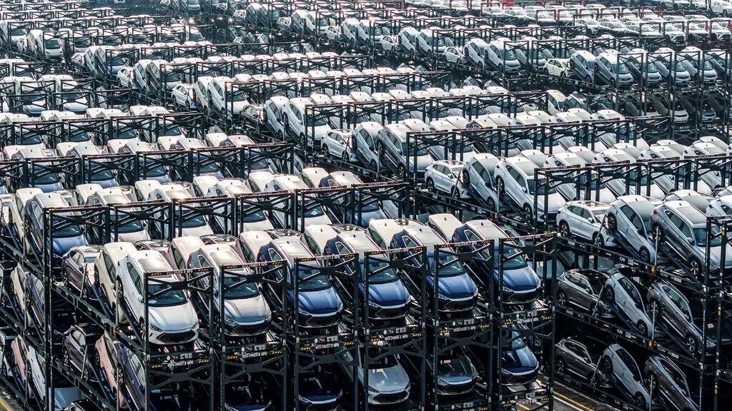 照片显示,数百辆比亚迪汽车在中国苏州港口等待装船。